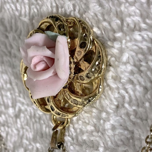 Vintage Ceramic Pink Rose Pendant In Gold Tone Setting Necklace - Picture 5 of 7